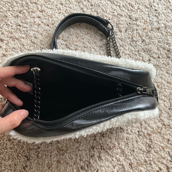 Crinkled faux leather crossbody chain strap fur accent - Picture 3 of 6
